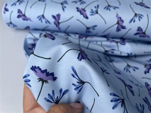 Bomuldsjersey - blid lys blå med smukke lilla blomster